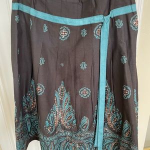 Skirt full with pleating ,side zip ,fully lined ,gently worn .